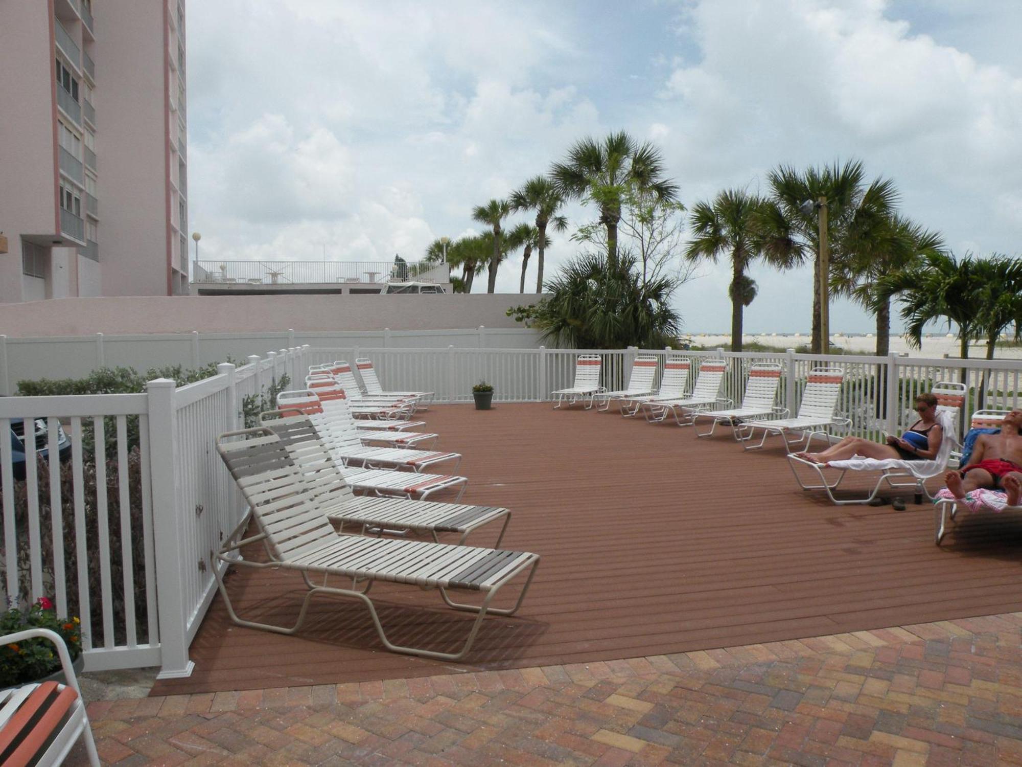 Surf Beach Resort By Sunsational Beach Rentals St. Pete Beach Exterior photo